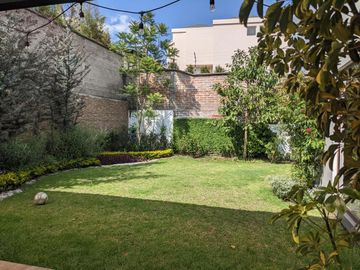 Espectacular casa  3 dormitorios (Opción a 4), Amplios jardines, Urbanización Privada, Nayón