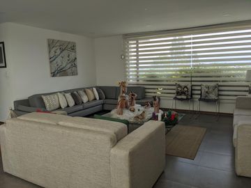 Espectacular casa  3 dormitorios (Opción a 4), Amplios jardines, Urbanización Privada, Nayón