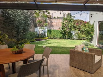 Espectacular casa  3 dormitorios (Opción a 4), Amplios jardines, Urbanización Privada, Nayón