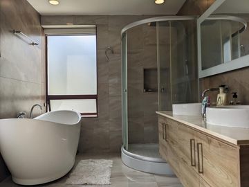 Espectacular casa  3 dormitorios (Opción a 4), Amplios jardines, Urbanización Privada, Nayón