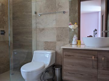 Espectacular casa  3 dormitorios (Opción a 4), Amplios jardines, Urbanización Privada, Nayón