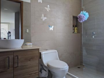 Espectacular casa  3 dormitorios (Opción a 4), Amplios jardines, Urbanización Privada, Nayón