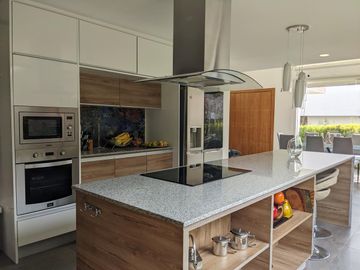 Espectacular casa  3 dormitorios (Opción a 4), Amplios jardines, Urbanización Privada, Nayón