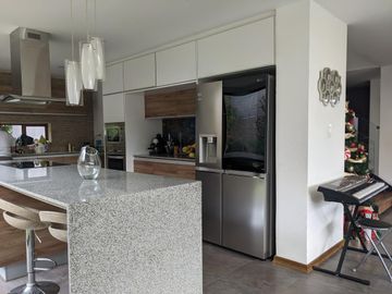 Espectacular casa  3 dormitorios (Opción a 4), Amplios jardines, Urbanización Privada, Nayón