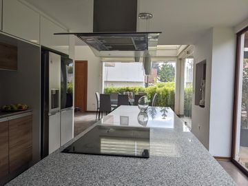 Espectacular casa  3 dormitorios (Opción a 4), Amplios jardines, Urbanización Privada, Nayón