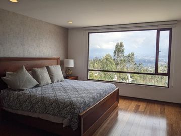 Espectacular casa  3 dormitorios (Opción a 4), Amplios jardines, Urbanización Privada, Nayón