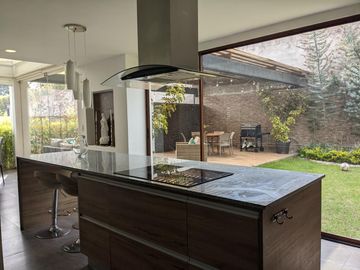 Espectacular casa  3 dormitorios (Opción a 4), Amplios jardines, Urbanización Privada, Nayón