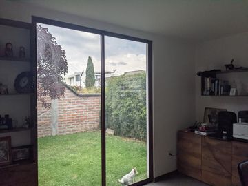 Espectacular casa  3 dormitorios (Opción a 4), Amplios jardines, Urbanización Privada, Nayón