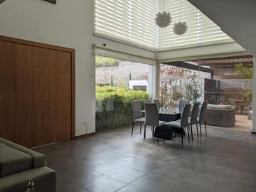 Espectacular casa  3 dormitorios (Opción a 4), Amplios jardines, Urbanización Privada, Nayón