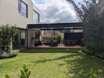 Espectacular casa  3 dormitorios (Opción a 4), Amplios jardines, Urbanización Privada, Nayón