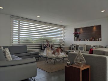 Espectacular casa  3 dormitorios (Opción a 4), Amplios jardines, Urbanización Privada, Nayón