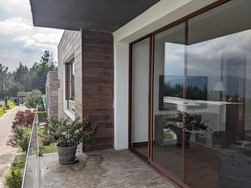Espectacular casa  3 dormitorios (Opción a 4), Amplios jardines, Urbanización Privada, Nayón