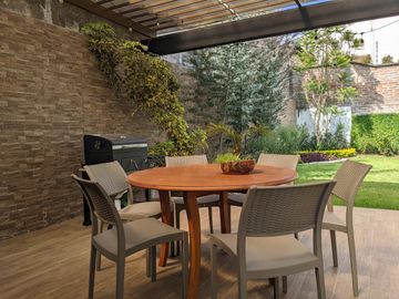 Espectacular casa  3 dormitorios (Opción a 4), Amplios jardines, Urbanización Privada, Nayón