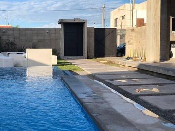 Casa-Quinta en dos plantas con Pileta y Quincho - 3 amb - Gran parque!!