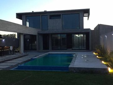 Casa-Quinta en dos plantas con Pileta y Quincho - 3 amb - Gran parque!!