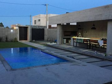 Casa-Quinta en dos plantas con Pileta y Quincho - 3 amb - Gran parque!!