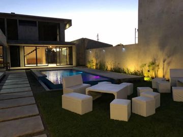 Casa-Quinta en dos plantas con Pileta y Quincho - 3 amb - Gran parque!!