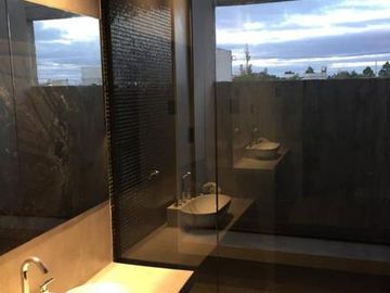 Casa-Quinta en dos plantas con Pileta y Quincho - 3 amb - Gran parque!!