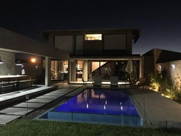 Casa-Quinta en dos plantas con Pileta y Quincho - 3 amb - Gran parque!!