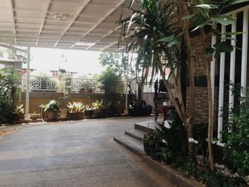 Dijual Rumah Lokasi Strategis di Jl. Raya Meruyung