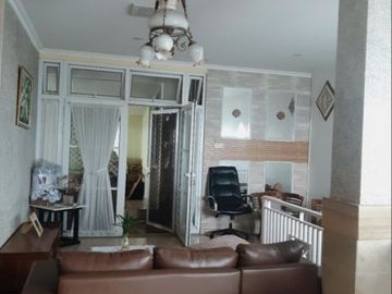 Dijual Rumah Lokasi Strategis di Jl. Raya Meruyung