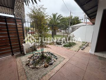 Casa en venta de 2 dorm. 1 baño, Garage con baño,en Coquimbo