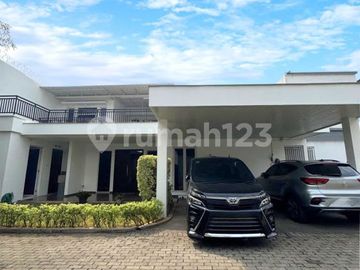Rumah Luas Siap Huni dengan Halaman Lega di Cirendeu