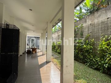 Rumah Luas Siap Huni dengan Halaman Lega di Cirendeu