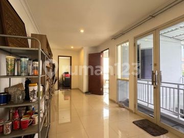 Rumah Luas Siap Huni dengan Halaman Lega di Cirendeu