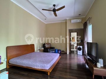 Rumah Luas Siap Huni dengan Halaman Lega di Cirendeu
