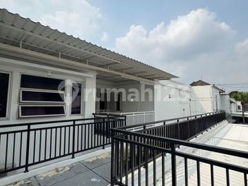 Rumah Luas Siap Huni dengan Halaman Lega di Cirendeu