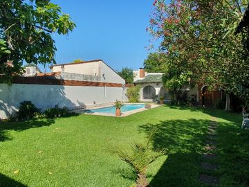 HERMOSA CASA EN VENTA 4 AMBIENTES CON GRAN JARDIN, CHILAVERT