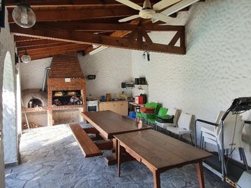 HERMOSA CASA EN VENTA 4 AMBIENTES CON GRAN JARDIN, CHILAVERT