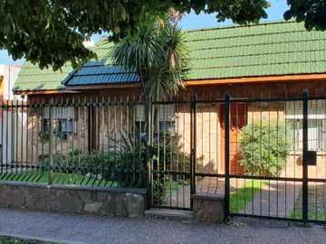 HERMOSA CASA EN VENTA 4 AMBIENTES CON GRAN JARDIN, CHILAVERT
