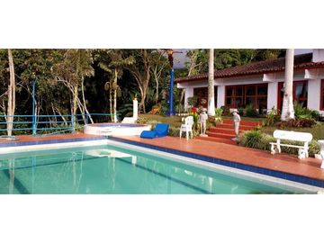FINCA AMOBLADA CON 3 RESIDENCIAS Y OPCIONES DE ESPARCIMIENTO