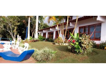 FINCA AMOBLADA CON 3 RESIDENCIAS Y OPCIONES DE ESPARCIMIENTO