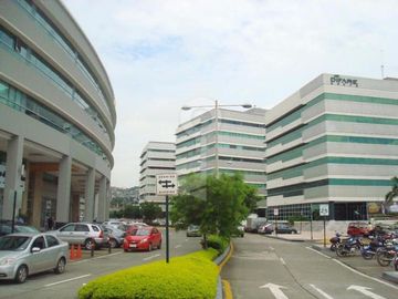 Local Comercial en Venta - Alquiler en Parque Empresarial Colón