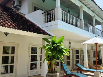 VILLA MEWAH BERGAYA COLONIAL BY THE RIVER DI TABANAN