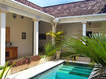 VILLA MEWAH BERGAYA COLONIAL BY THE RIVER DI TABANAN