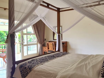 VILLA MEWAH BERGAYA COLONIAL BY THE RIVER DI TABANAN
