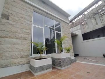 Rumah Baru di Jalan Pandanaran, Siap Huni