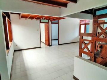 Rumah 2 lantai area Margacinta dekat gerbang Margahayu