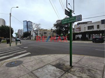 Estilo y Conectividad en una Ubicación Exclusiva, al Límite entre Barranco y Miraflores

Ubicado estratégicamente cerca de avenidas principales como