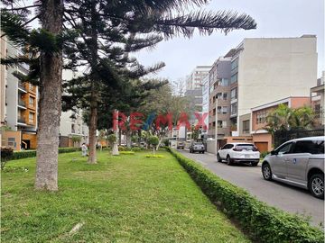 Estilo y Conectividad en una Ubicación Exclusiva, al Límite entre Barranco y Miraflores

Ubicado estratégicamente cerca de avenidas principales como