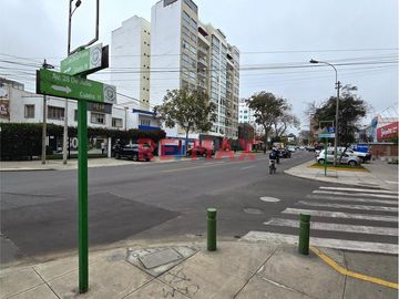 Estilo y Conectividad en una Ubicación Exclusiva, al Límite entre Barranco y Miraflores

Ubicado estratégicamente cerca de avenidas principales como