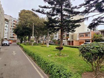 Estilo y Conectividad en una Ubicación Exclusiva, al Límite entre Barranco y Miraflores

Ubicado estratégicamente cerca de avenidas principales como