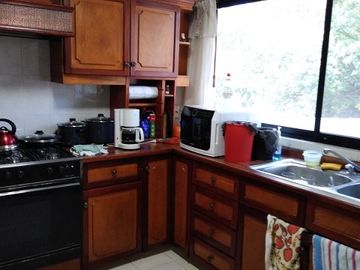 CERCA DEL CENTRO COMERCIAL CASA EN LA HERRADURA