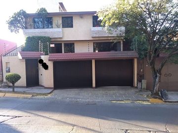 CERCA DEL CENTRO COMERCIAL CASA EN LA HERRADURA
