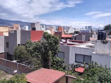 CERCA DEL CENTRO COMERCIAL CASA EN LA HERRADURA