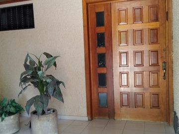 CERCA DEL CENTRO COMERCIAL CASA EN LA HERRADURA